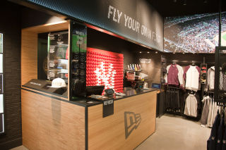 Design features such as batting cage-style mesh throughout the store reiterate New Era’s sporting heritage.  