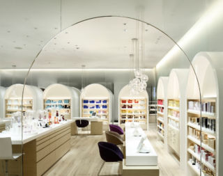 The archway theme is prevalent throughout Shiseido's Ginza Store. 
With the change in materials and use of cabinets, the first floor is reminiscent of an old pharmacy