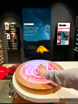 Singtel - interactive displays, playfully conveying all the service benefits to customers
