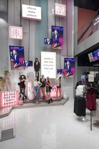 Selfie-taking mannequins allude to the store’s live-stream inspired vibe.
