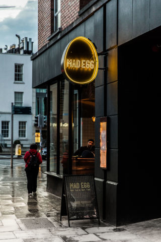 A playful identity, complemented by a contemporary urban interior for the Irish free-range chichen restaurant, Mad Egg. 