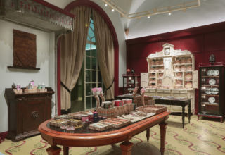 The space celebrates the architecture of the Palazzo and echoes the spirit of Florence’s old shops. 