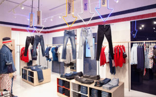 We love the neon arrows, signposting jean fits in Tommy Jeans store in Moscow. RPA has delivered a number of stores for the brand across Europe and Asia, each store featuring elements of local relevance, making it individual to the location