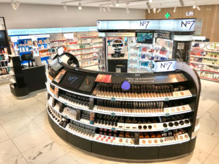 Boots showcase their own beauty brand No7 with a new curvaceous merchandising concept.