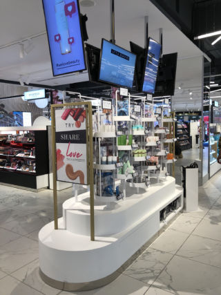Screens with dynamic content create interest and focus on key promotional areas in the store.