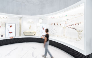In Lindt’s beautifully choreographed multimedia experience, visitors watch a golden ball travelling around a highly engineered automata, finally to be rewarded with a chocolate by the virtual chocolatier.