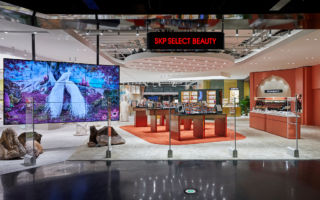 ‘Beauty of the Future’ is a cosmetic retail store themed around the “unprecedented aesthetic trends of Mars” – according to Gentle Monster.  Engaging with and understanding the designer’s narrative is all part of the customer journey and experience. 