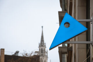 Charming icon branding that represents the 'climbing mouse'